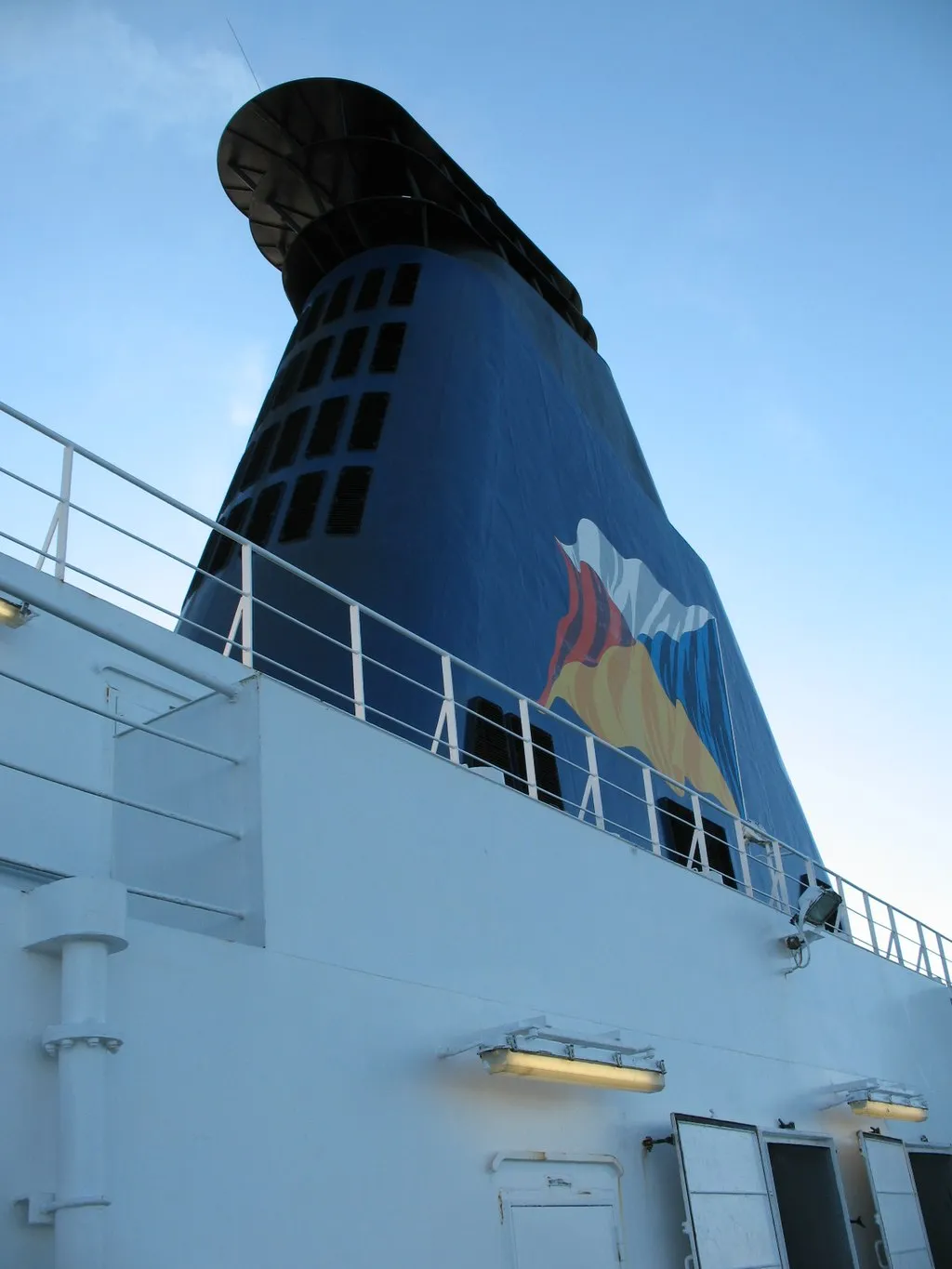 1024px Schornstein einer P§O Ferry auf der Linie Zeebrugge Hull