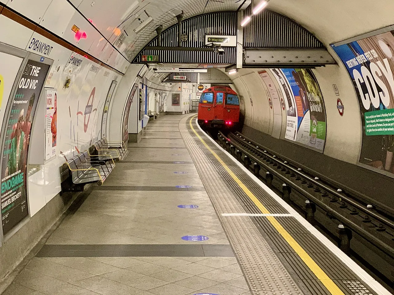 1280px Embankment Southbound Bakerloo platform